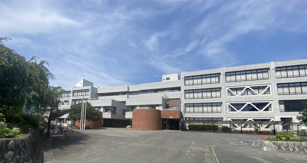 和光中学・高等学校の校舎外観。オールバリアフリーの校舎です。