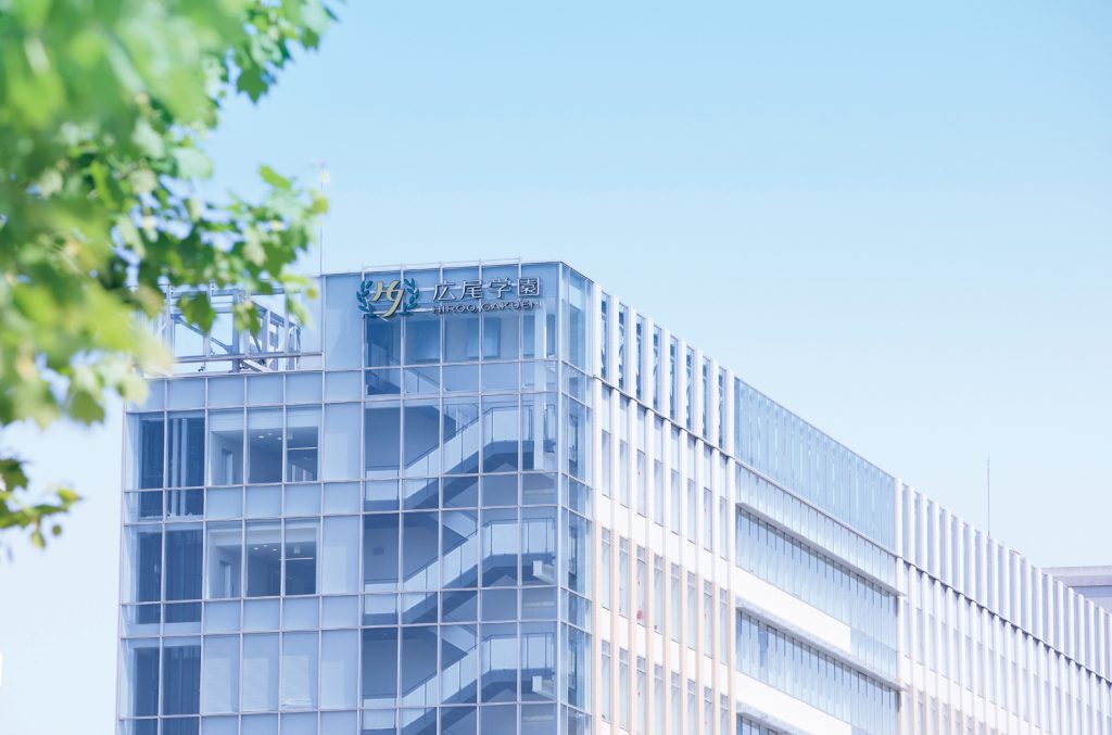 広尾学園 中学校・高等学校の9階建ての近代的な都市型校舎。最先端のサイエンスラボを備えています。