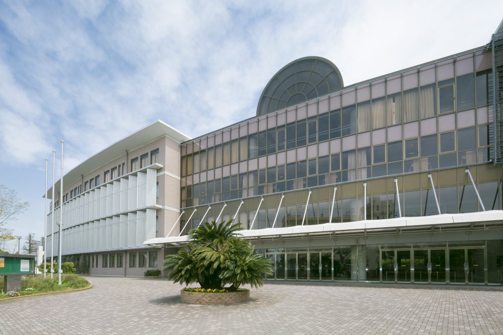 市川中学校・高等学校の校舎外観。図書館、多目的ホール、体育館、グラウンドと広大なキャンパスで学ぶことができます。