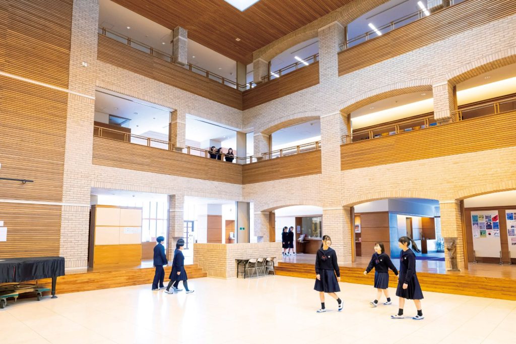 田園調布学園中等部・高等部のエントランス。温かな雰囲気の校舎で落ち着いて学習に取り組むことができます。