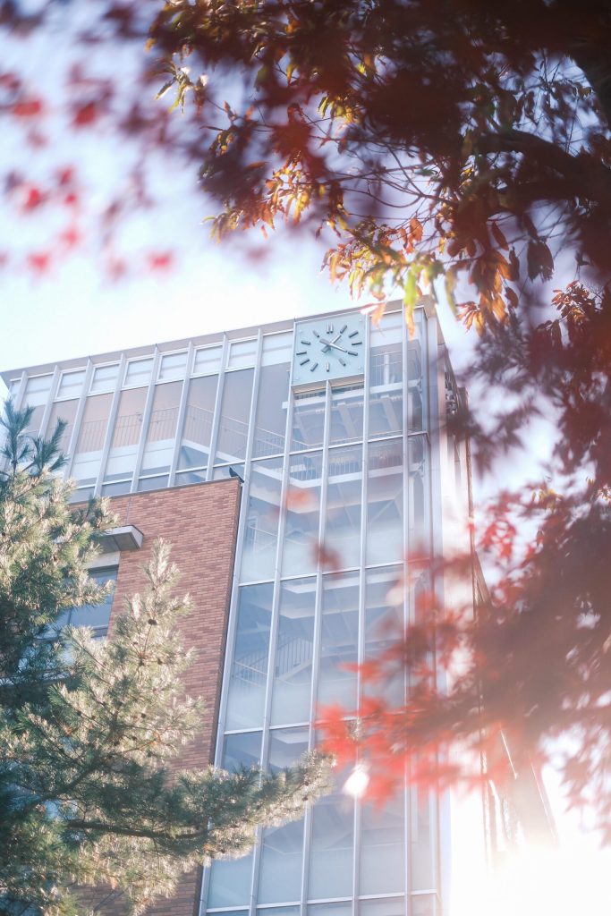 錦城高等学校の校舎外観。開放的な空間でコミュニケーションを重視した設計です。