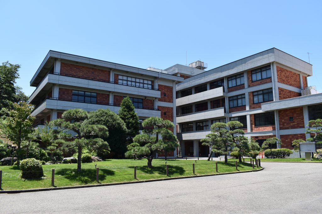 清泉女学院中学高等学校の校舎外観。江ノ島、箱根、富士山を一望することもできる、自然に恵まれた環境です。